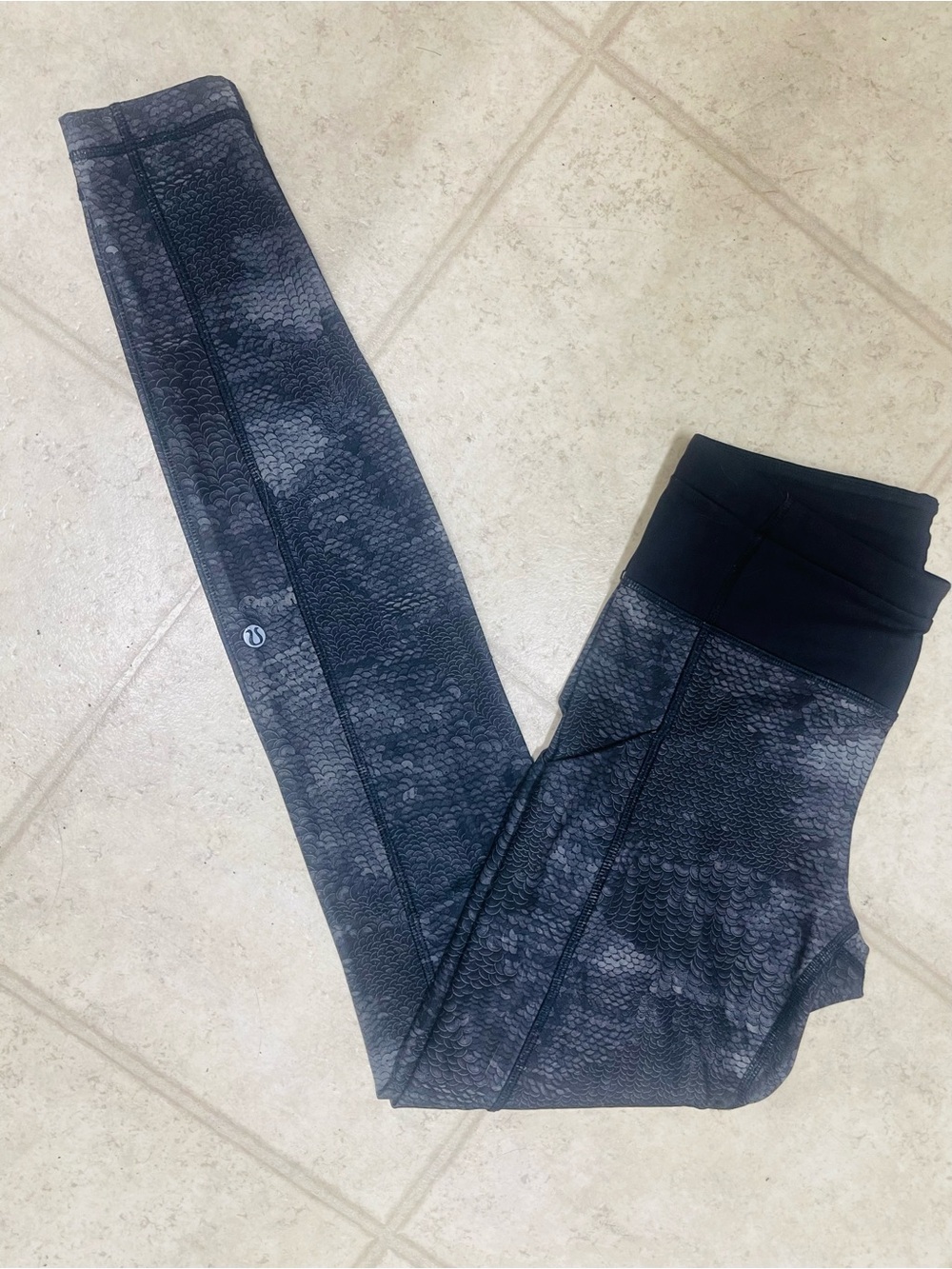 Lululemon Athletics Women’s Black Gray Leggings size 4